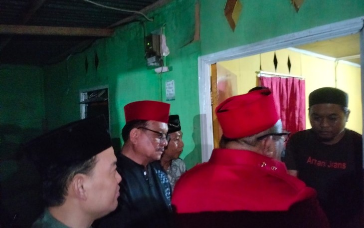 Wali Kota Bitung saat mampir ke salah satu rumah warga dalam kegiatan Sahur On The Road