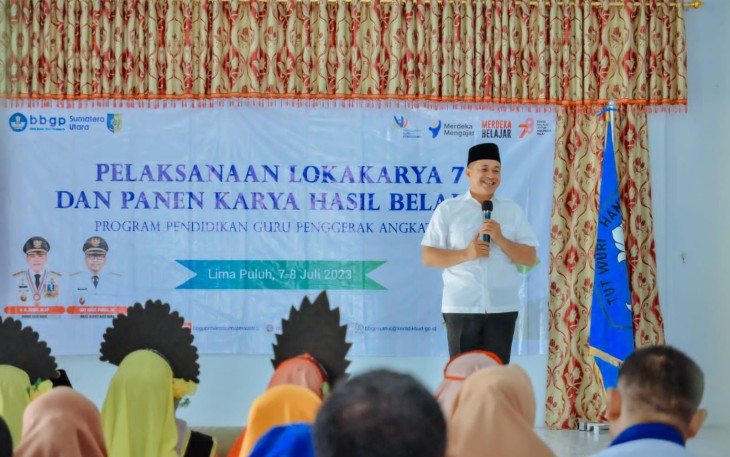 Bupati Batu Bara Ir.H.Zahir,MA.P pada kegiatan Lokakarya Panen Hasil Belajar Program Pendidikan Guru Penggerak (PGP) Angkatan VII Kabupaten Batu Bara, di aula SMAN 1 Lima Puluh, Kelurahan Lima Puluh Kota, Kecamatan Lima Puluh, Sabtu (08/07/2023). 