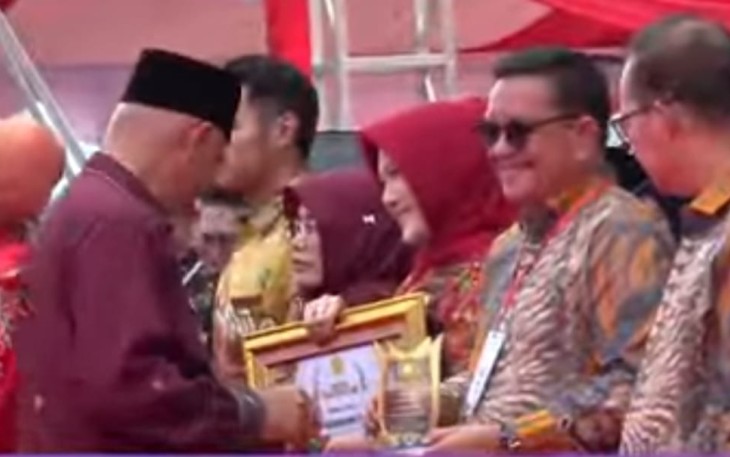 Wali Kota Bitung Maurits Mantiri saat menerima penghargaan