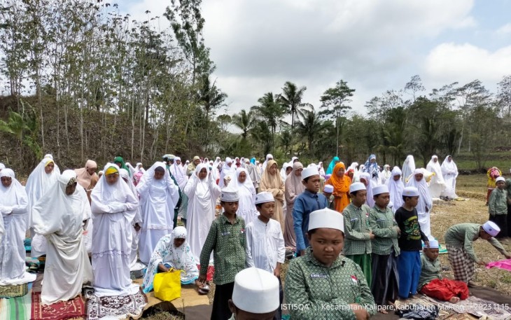 Ratusan Warga Kalipare Gelar Salat Istisqa Minta Hujan 