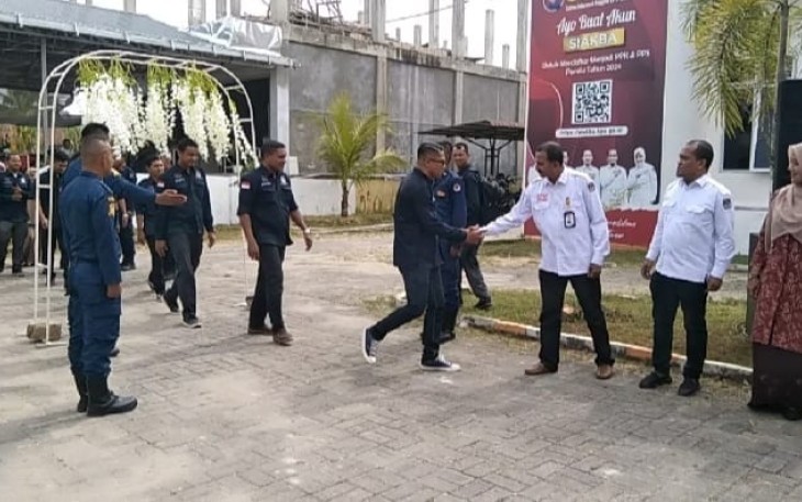 Estafet Kirab Pemilu 2024 saat Disambut KIP Aceh Timur 