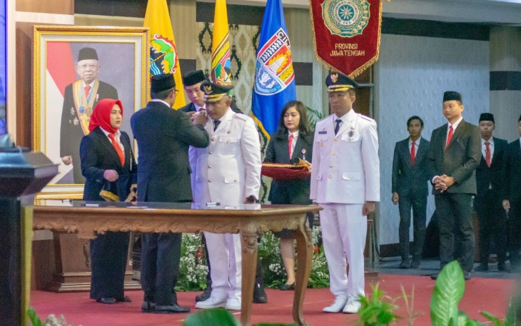 Rober Christanto (kiri) saat dilantik menjadi Bupati Karanganyar oleh Pj Gubernur Jateng Nana Sudjana di Kantor Graha Dhika Bhakti Praja Kompleks Gubernur Jateng, Semarang pada Senin (20/11/2023). Foto : Istimewa.