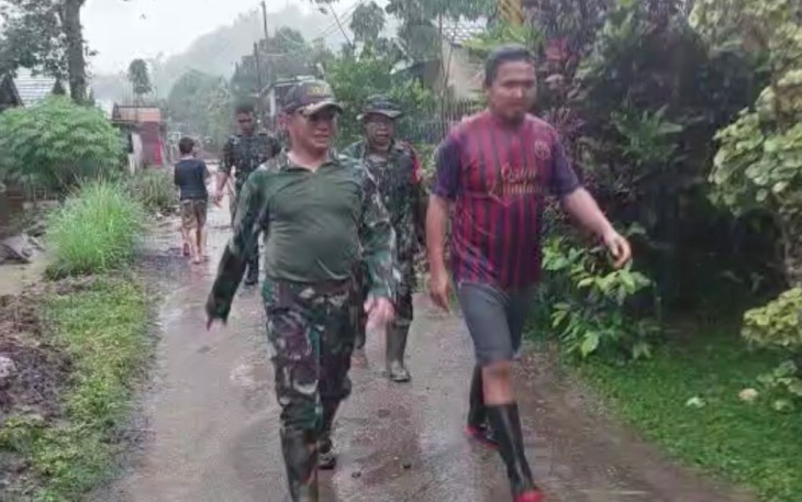 Dandim 1310/Bitung Letkol Arm Yoki Efriandi, M.Han saat membantu warga yg terdampak banjir