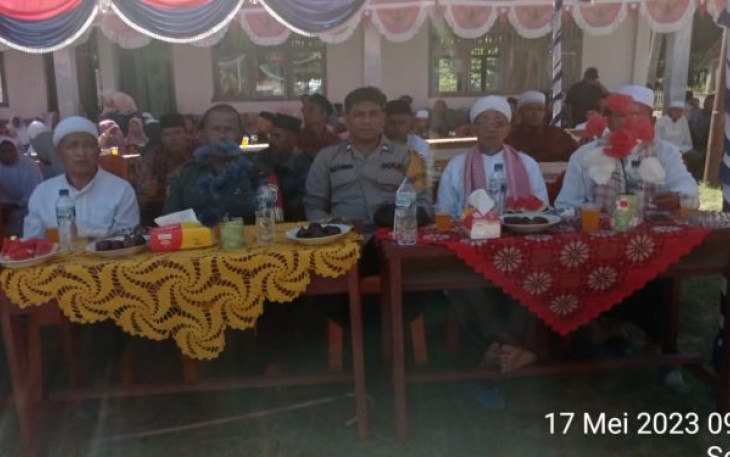Bhabinkamtibmas Polsek Padang Bolak, Aipda Akhsan Chatib Lubis, hadiri acara penamatan santri dan santriwati Pondok Pesantren (Ponpes) Purbaganal, Rabu (17/5/2023) pagi.