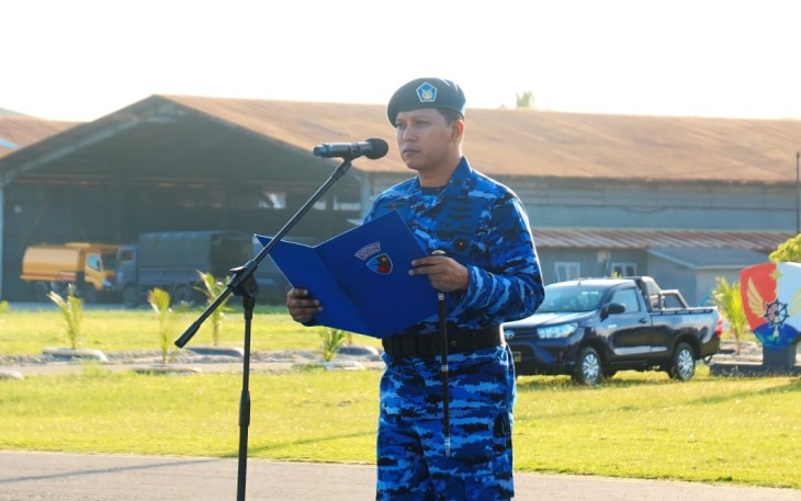 Danlanud RSA Kolonel Pnb Dedy Iskandar, S.Sos., M.M.S., M.Han., saat memimpin  Upacara Bendera 17-an pertamanya mengawali tugasnya sebagai Danlanud RSA, bertempat di Main Apron Lanud RSA, Ranai Natuna, Provinsi Kepri, Senin (17/7/2023).