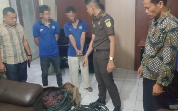 Kanit Reskrim Polsek Sipirok, Ipda Ahmad Juli Nasution, SH, dan anggota, limpahkan dua tersangka kasus dugaan pencurian dengan pemberatan (Curat), Kamis (21/12/2023) sore.