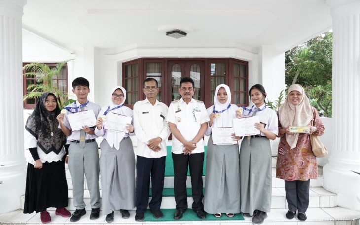 Pj. Wali Kota Tebing Tinggi saat menerima audiensi Kepala Sekolah, guru pembimbing dan 4 siswa SMA Negeri 1 Kota Tebing Tinggi peraih medali emas AISEEF, Rabu (22/02/2023) di rumah dinas Wali Kota.