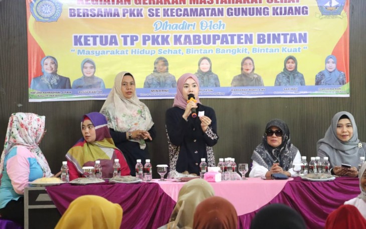 Hafizha saat Sosialisasi GERMAS Bersama Masyarakat Desa Gunung Kijang