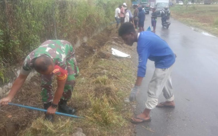 Babinsa Timika Bersama Warga Gotong Royong Bersihkan Jalan
