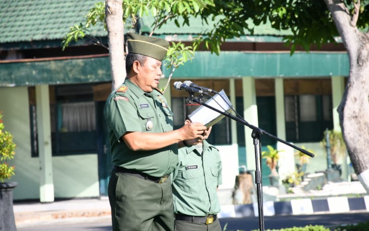Kodim 0802/Ponorogo tadi pagi menggelar Upacara Hari Bela Negara ke 75 Tahun 2023 bertempat di Makodim 0802/Ponorogo, jalan Basuki Rahmat nomor 38, Kota / Kabupaten Ponorogo, Selasa (19/12/2023)