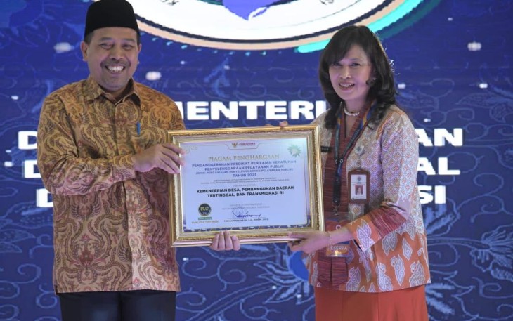 Penghargaan ini diserahkan langsung oleh Ketua Ombudsman RI Muhammad Najih kepada Kepala Biro Hubungan Masyarakat Kemendes PDTT Erlin Chaerlinatun M