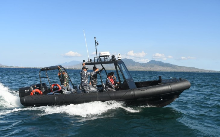 Komandan Pangkalan TNI AL (Danlanal) Banyuwangi Letkol Laut (P) Indra Nusha R memimpin Patroli Pengamanan Laut yang dilaksanakan disekitar Perairan Selat Bali, Selasa (26/12/2023)