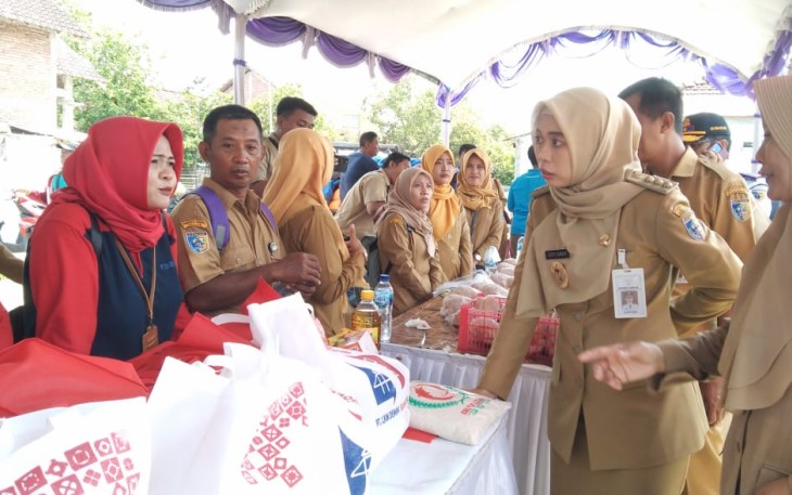 Bupati dr Hj Eisti'anah SE didampingi Sekda  H Akhmad Sugiharto ST MT yang juga Ketua Tim Pengendali Inflasi Kabupaten Demak, saat meninjau stan  'Gerakan Pangan Murah' di desa Kerangkulon Wonosalam. Foto : sari jati