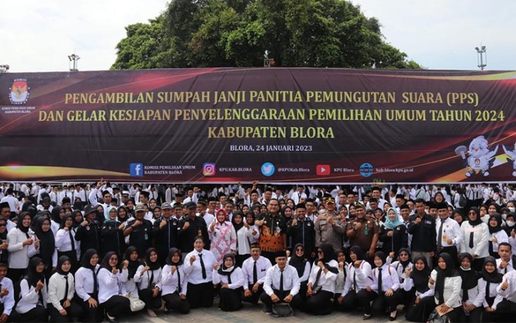 Foto bersama usai Pelantikan anggota PPS Kabupaten Blora