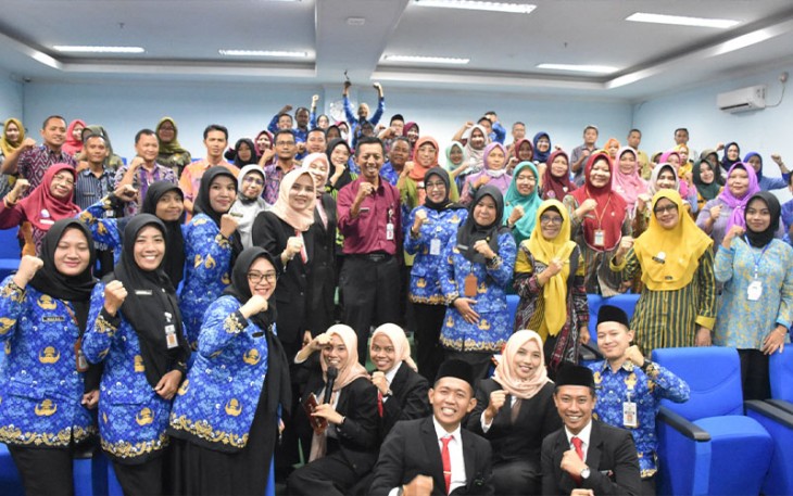 Sekda Kabupaten Demak H Akhmad Sugiharto saat foto bersama panitia dan peserta Bimtek Keprotokolan dan Penyusunan Sambutan yang diadakan Bagian Prokompim Setda Kabupaten Demak. Foto : sari jati