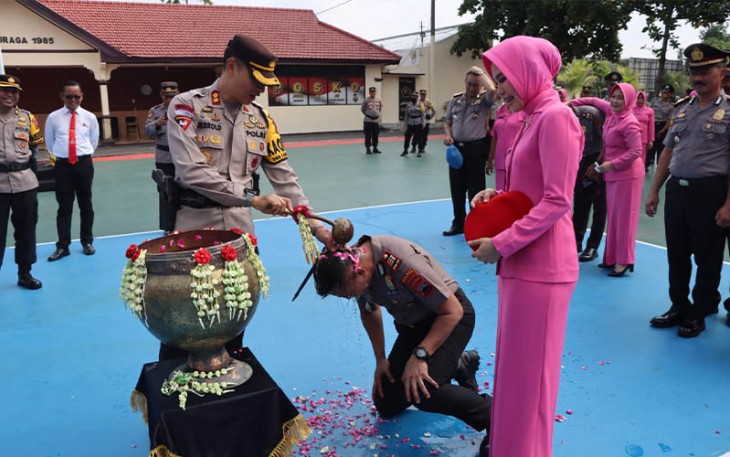 Salah satu dari 60 personel disiram air kembang oleh Kapolres Karanganyar AKBP Jerrold Hendra Yosef Kumontoy saat upacara kenaikan pangkat, Sabtu (30/12/2023) pagi.