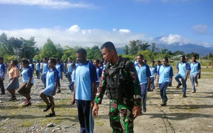 Satgas YR 142/KJ saat Tanamkan Kedisiplinan Kepada Siswa SMAN 1 Elelim