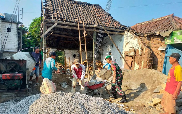 Babinsa Ikut Gotong royong Bangun Rumah Warga