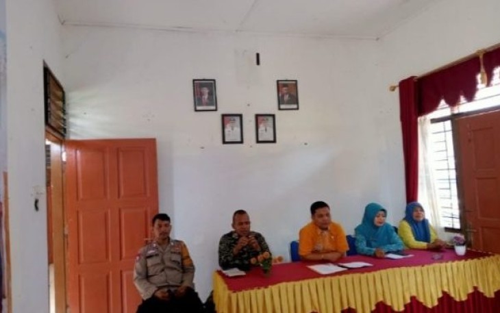 Bhabinkamtibmas Polsek Sipirok, Aiptu Indra KS, menghadiri undangan rapat persiapan bersama pihak Forkopimca, Kamis (28/7/2023)