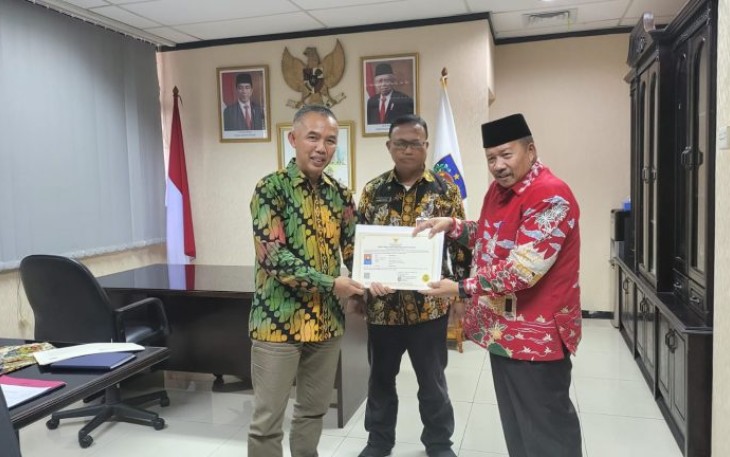 Bupati Agam, Andri Warman menerima sertifikat Diklat Pemadam didampingi Sekretaris Damkar dan Penyelamataan Kota Bukittinggi, Zulhendri di kantor BPSDM Kemendagri.