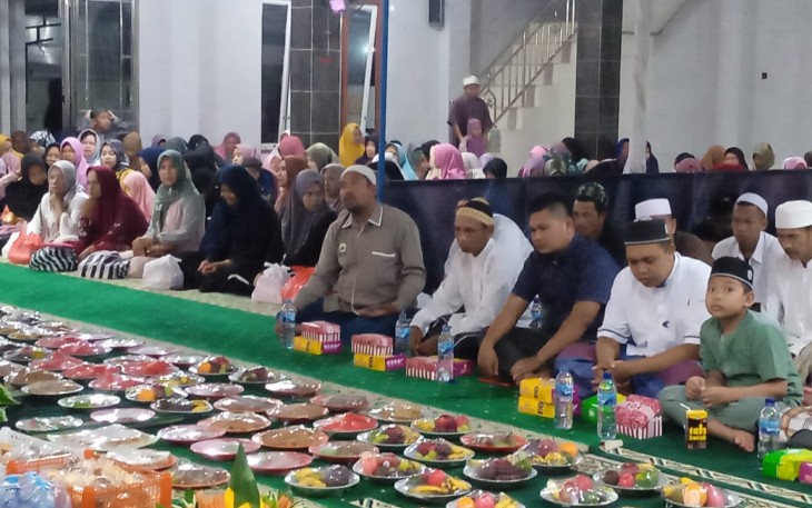 Danramil 1016-04/Manuhing saat Hadiri Isra Mi'raj dan Haul Ke 18 Abah Guru Sekumpul di Masjid Al Muhajirin 