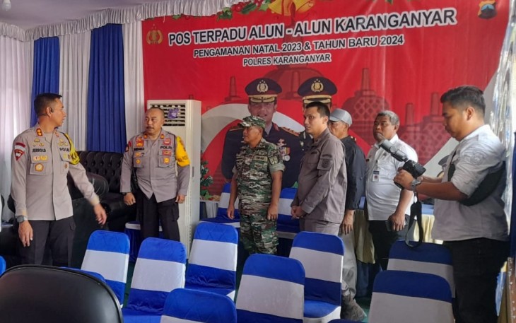 Pengecekan personel di pos terpadu pengamanan Nataru, di Alun-Alun Karanganyar, Jumat (29/12/2023).