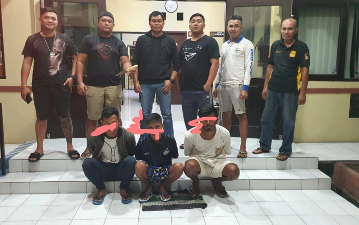 Tiga Tersangka (Diborgol) saat diamankan beserta barang bukti.