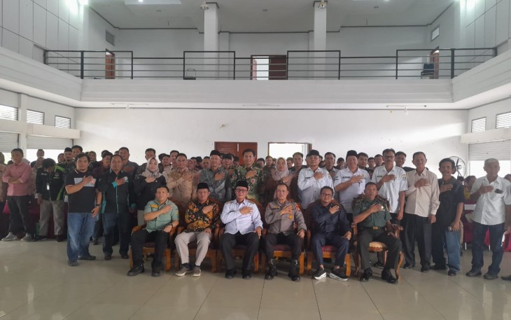 Foto bersama usai Rapat pleno rekapitulasi penetapan daftar Pemilih Sementara