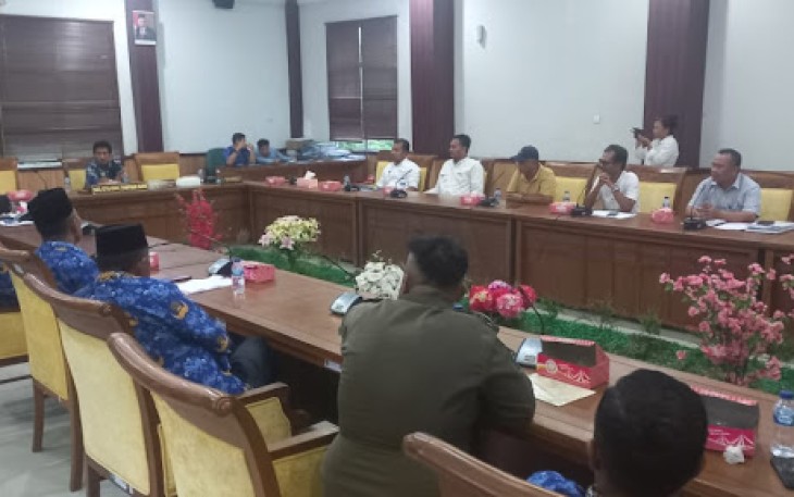 Rapat dengar pendapat umum (RDPU) mengenai penyerobotan jalan di lingkungan Perumahan Bumi Sarana Indah Kelurahan Buliang Kecamatan Batu Aji, Rabu (18/10/2023).