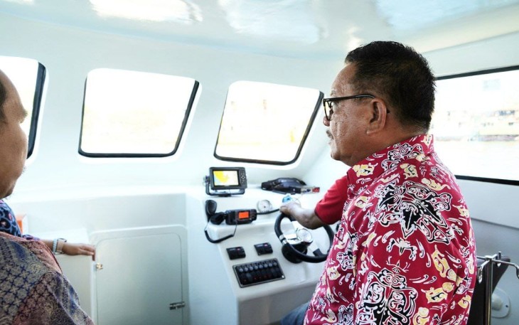 Wali Kota Bitung, Maurits Mantiri saat meluncurkan speed boat dinas kesehatan untuk pelayanan kesehatan masyarakat pesisir