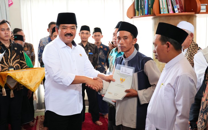 Menteri ATR/Kepala BPN Serahkan 1144 Sertipikat Redistribusi Tanah kepada Masyarakat Kabupaten Malang