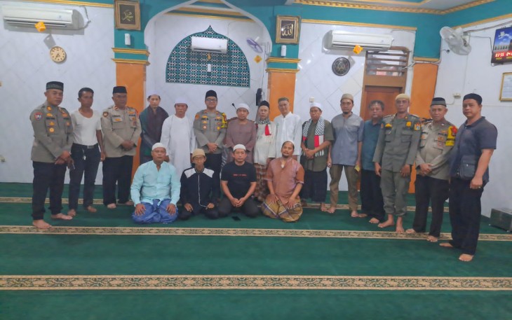 Foto Bersama usai salat berjamaah