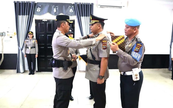 Kapolrestabes Medan Kombes Pol Valentino Alfa Tatareda SH, SIK memimpin upacara penyerahan jabatan Waka Polrestabes Medan, Senin 18 Desember 2023