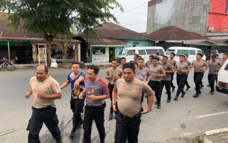 Personel Dalmas Polres Tapsel berlatih dengan materi latihan fisik yaitu, lari sejauh 10 KM