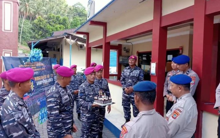 Prajurit Yonmarhanlan VIII Bitung Berikan Kue Ucapan HUT Ke-73 Kepada Korps Polairud Sebagai Bentuk Sinergitas 