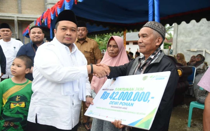 Bupati Dolly Pasaribu, menyerahkan santunan Jaminan Kematian Bagi Pekerja Rentan melalui Badan Penyelenggaraan Jaminan Sosial Ketenagakerjaan Tahun 2023, kepada Uba Ritonga dan Dewi Pohan.
