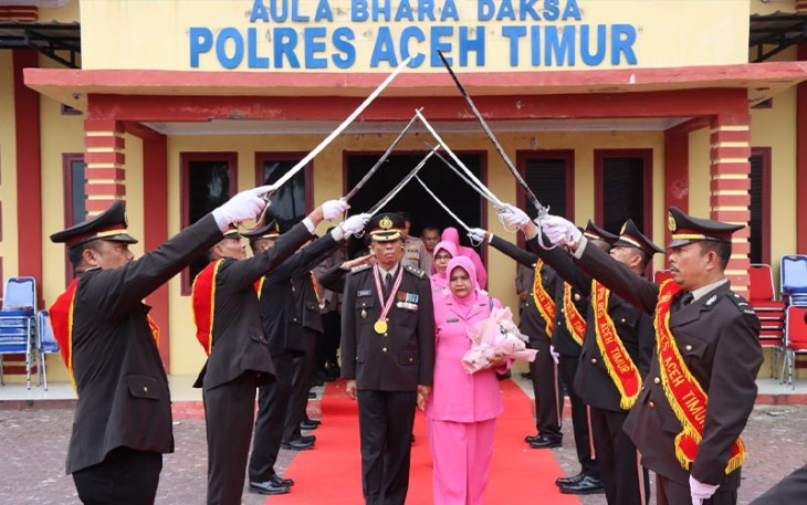 Dua Anggota Purna Bakti saat Dilepas Kapolres Aceh Timur Dengan Tradisi Gerbang Pora
