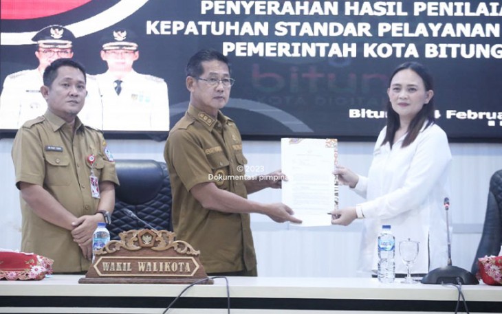 Wakil walikota Bitung saat menerima hasil kepatuhan standar pelayanan publik oleh Ombudsman
