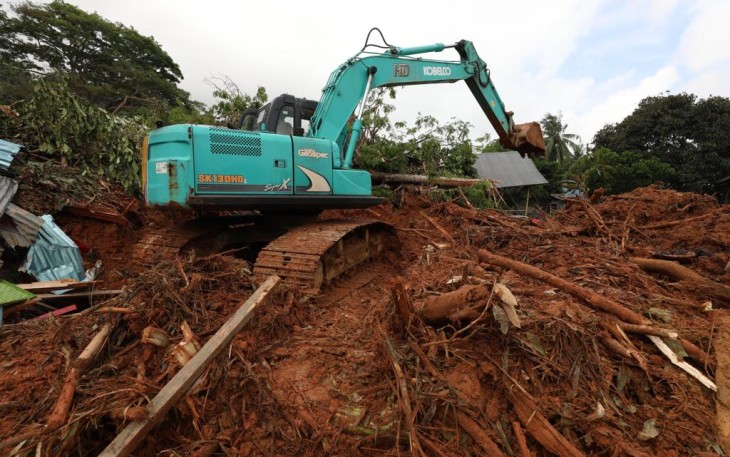 Alat berat dikerahkan mengangkut sejumlah material longsor Serasan, Natuna.