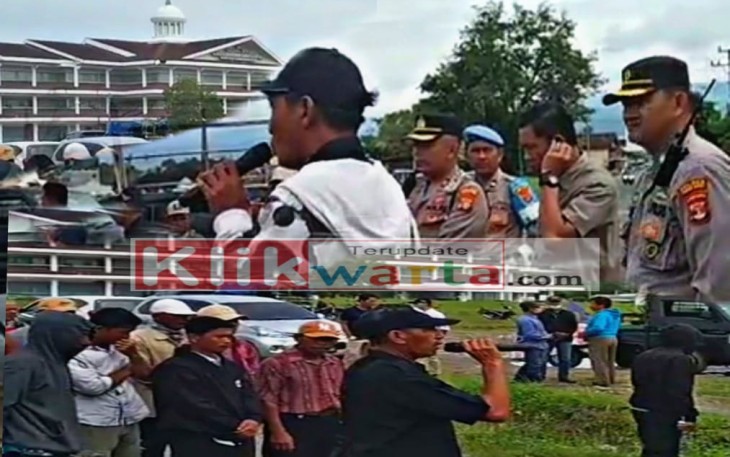 Puluhan Petani Sawit saat sampaikan Aspirasinya di depan Kantor Bupati Pesibar, Senin (27/02/2023).