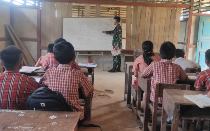 Satgas Pamtas Batalyon Armed 10/Bradjamusti Jadi Tenaga Pendidik di Perbatasan 