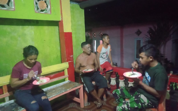 Foto makan malam bersama satgas TMMD bersama warga