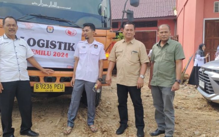 Kasat Intelkam Polres Tapanuli Selatan (Tapsel), AKP Hasudungan Butarbutar, kawal ketat logistik Pemilu ke Gudang KPU setempat, pada Kamis (19/10/2023) 