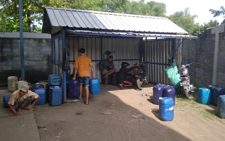 Pengangsu di SPBU 44.582.12 di kelurahan Tambakromo kecamatan Cepu saat mengetap pertalite di gudang Desa Mulyorejo.