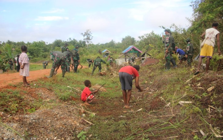 Satgas Pamtas Statis RI-PNG Yonif 111/KB bersama Warga gelar Karya Bakti TNI