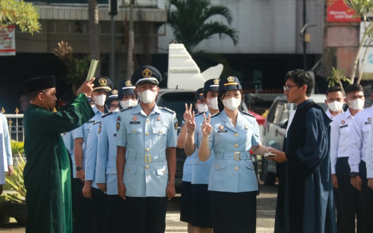 Prosesi pelantikan dan pengambilan sumpah jabatan yang digelar di lapangan Kantor Wilayah Kementerian Hukum dan HAM Banten.