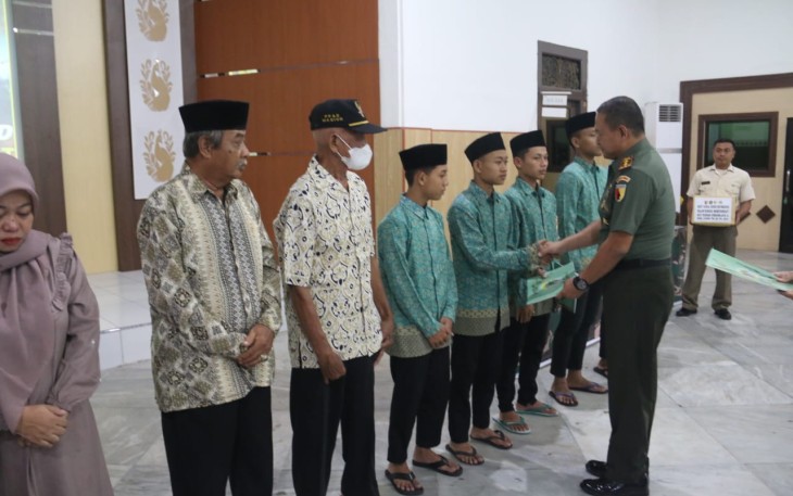 Kodim Madiun Bagikan Sembako Kepada Masyarakat dan Santunan Anak YatimKodim Madiun Bagikan Sembako Kepada Masyarakat dan Santunan Anak YatimKodim Madiun Bagikan Sembako Kepada Masyarakat dan Santunan Anak YatimKodim Madiun Bagikan Sembako Kepada Masyarakat dan Santunan Anak YatimKodim Madiun saat Bagikan Sembako Kepada Masyarakat dan Santunan Anak Yatim