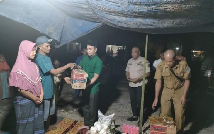 Dinsos Labuhanbatu saat Berikan Bantuan Kepada Korban Kebakaran di Kecamatan Bilah Hilir 