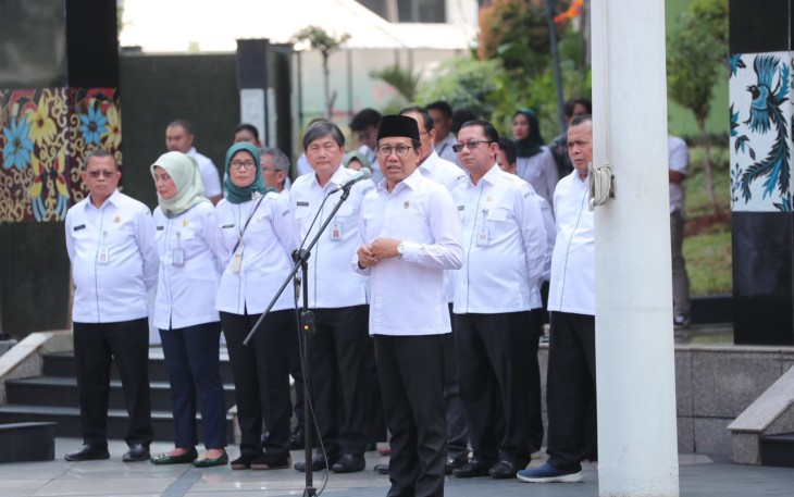 Menteri Desa, PDT dan Transmigrasi Abdul Halim Iskandar menjadi Pembina pada Kegiatan APEL PAGI di lingkungan Kementerian Desa, PDT dan Transmigrasi. Selasa (7/11/23). Pada kegiatan tersebut Menteri Desa, PDTT menyerahkan Penghargaan Pegawai Teladan Bulan Oktober 2023, Penghargaan Kearsipan Terbaik UKE II, Pemberian Penghargaan Pegawai Purna Tugas, dan Pemberian Penghargaan Prestasi Istimewa Peringkat I Pelatihan Kepemimpinan Administrator.