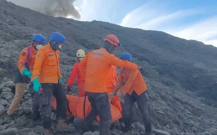 Evakuasi Jenazah Korban di Lereng Marapi